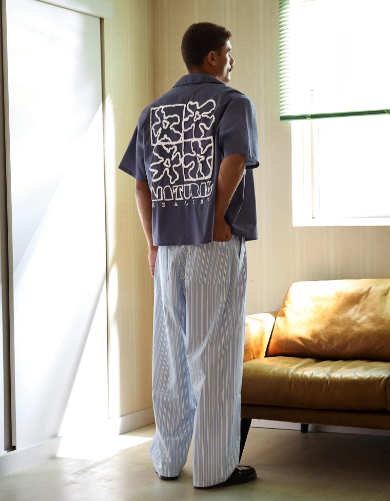 Рубашка объемного кроя с короткими рукавами и принтом