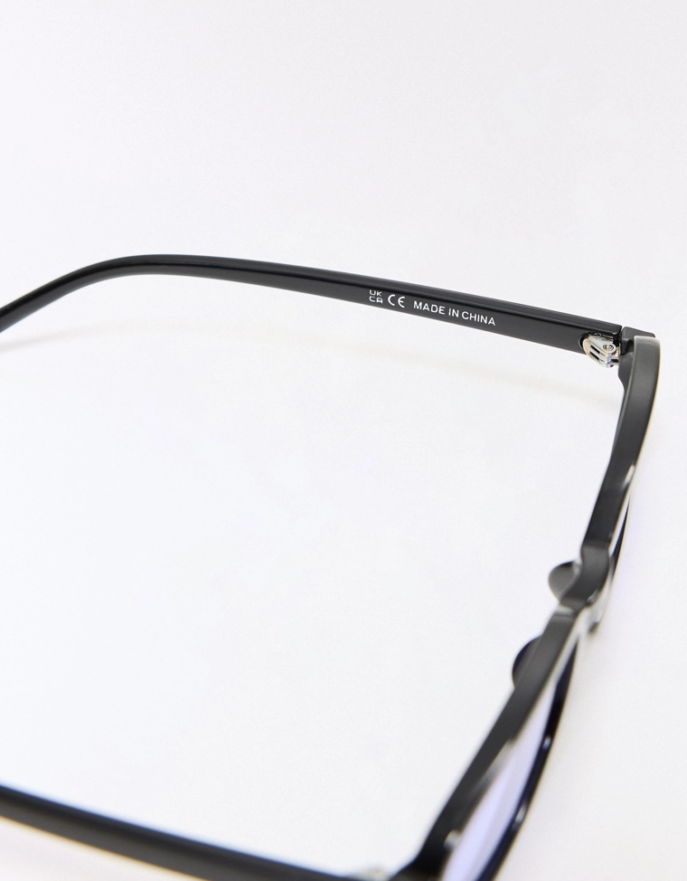 Солнечные очки с цветными линзами