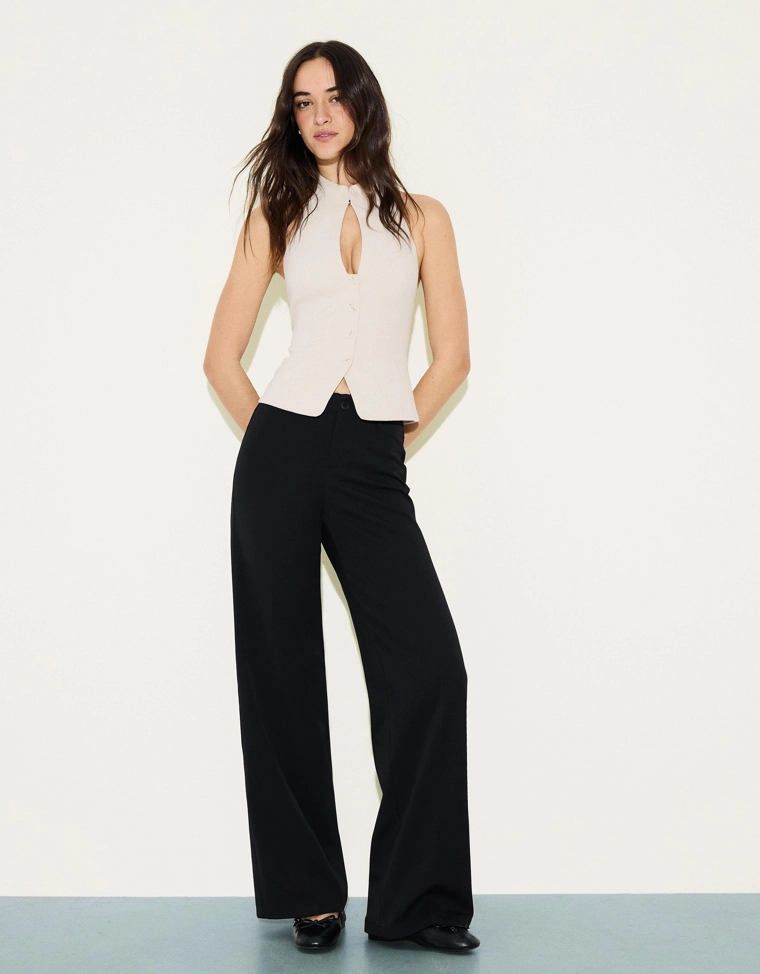 Жилет с воротником-стойкой и горловиной халтер