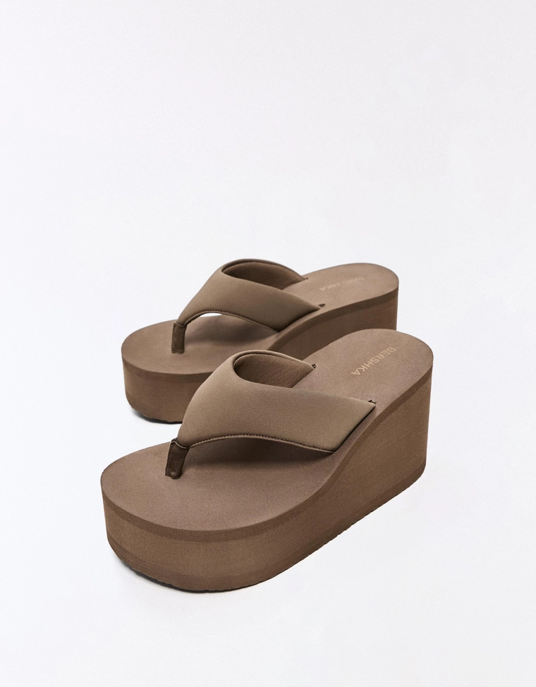 Сандалии на каблуке-стринги на платформе