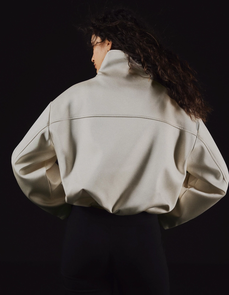 Атласная куртка с высоким воротником