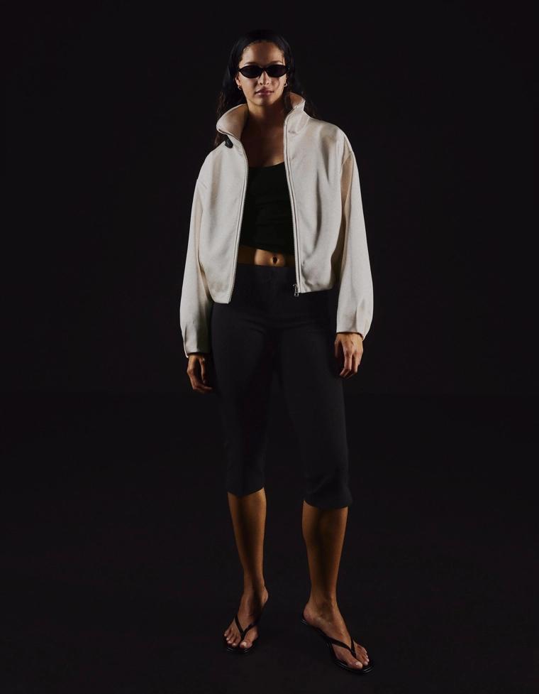 Атласная куртка с высоким воротником