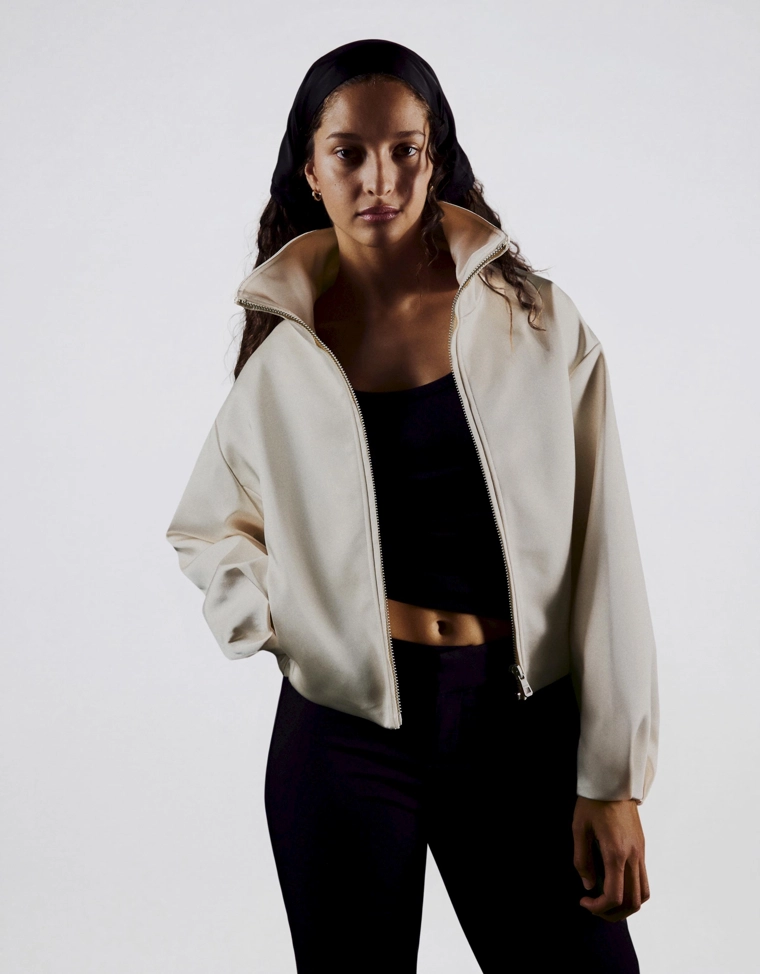 Атласная куртка с высоким воротником