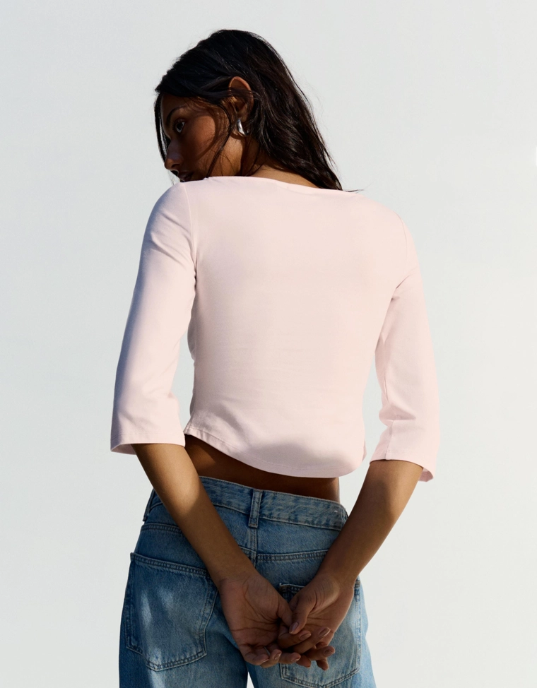 Футболка с вырезом «лодочка»