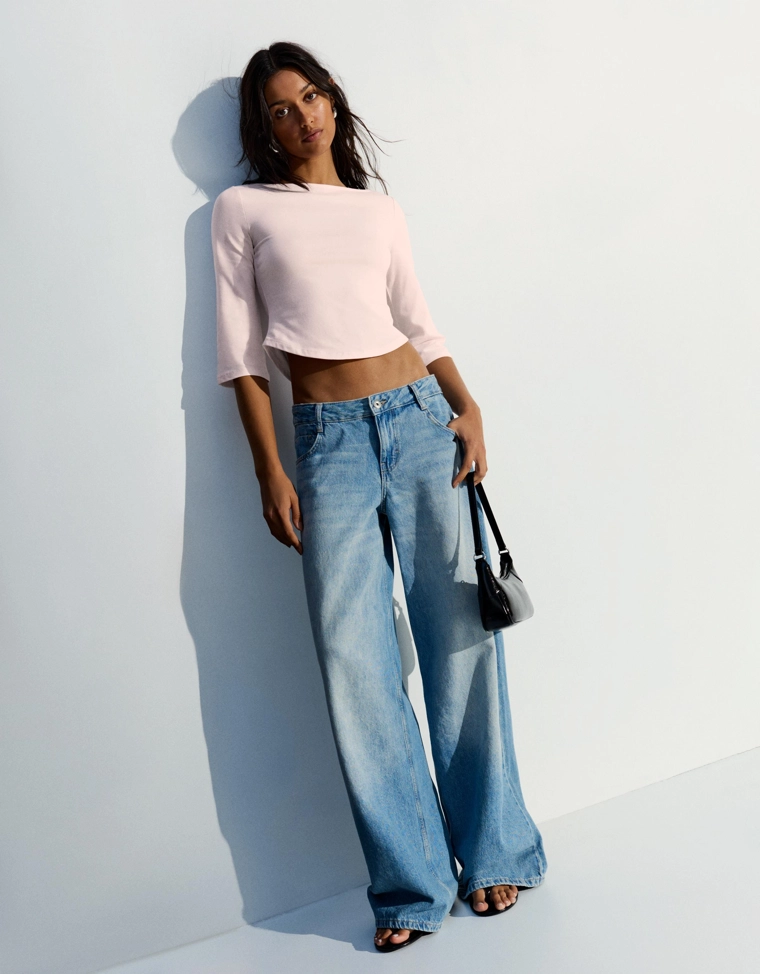 Футболка с вырезом «лодочка»