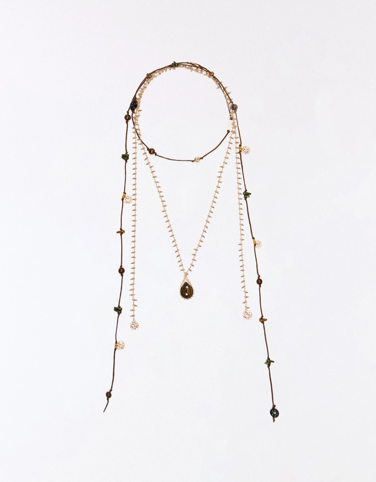 Очень длинное ожерелье с камнями