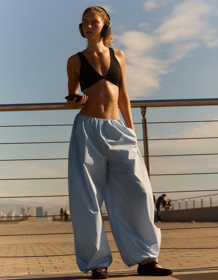 Топ на бретелях с узлом