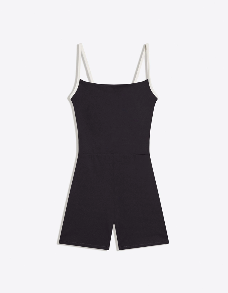 Короткий комбинезон с контрастными бретелями