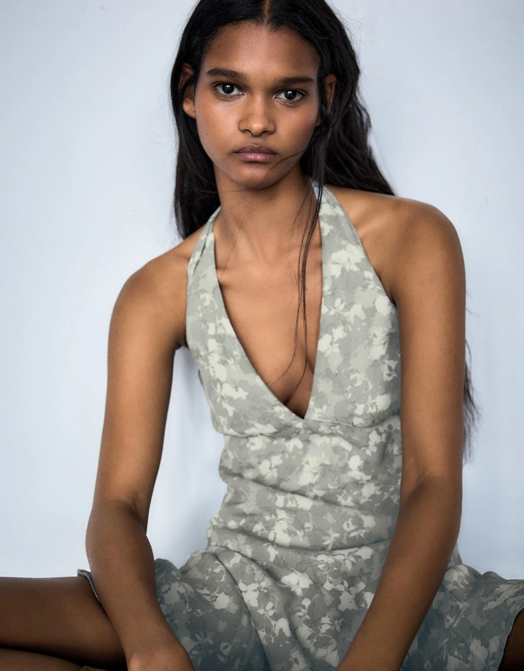 Мини-платье с горловиной халтер и принтом