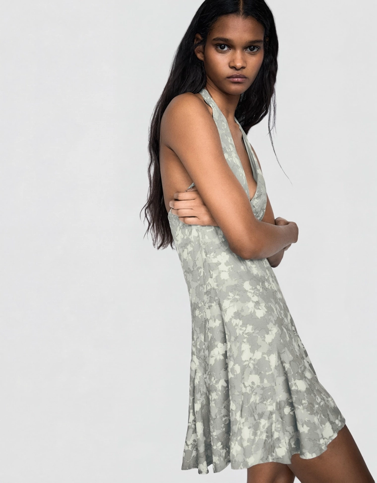 Мини-платье с горловиной халтер и принтом