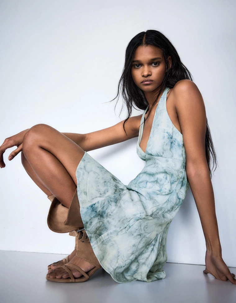 Мини-платье с горловиной халтер и принтом