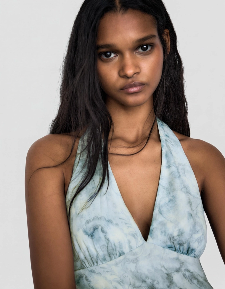 Мини-платье с горловиной халтер и принтом