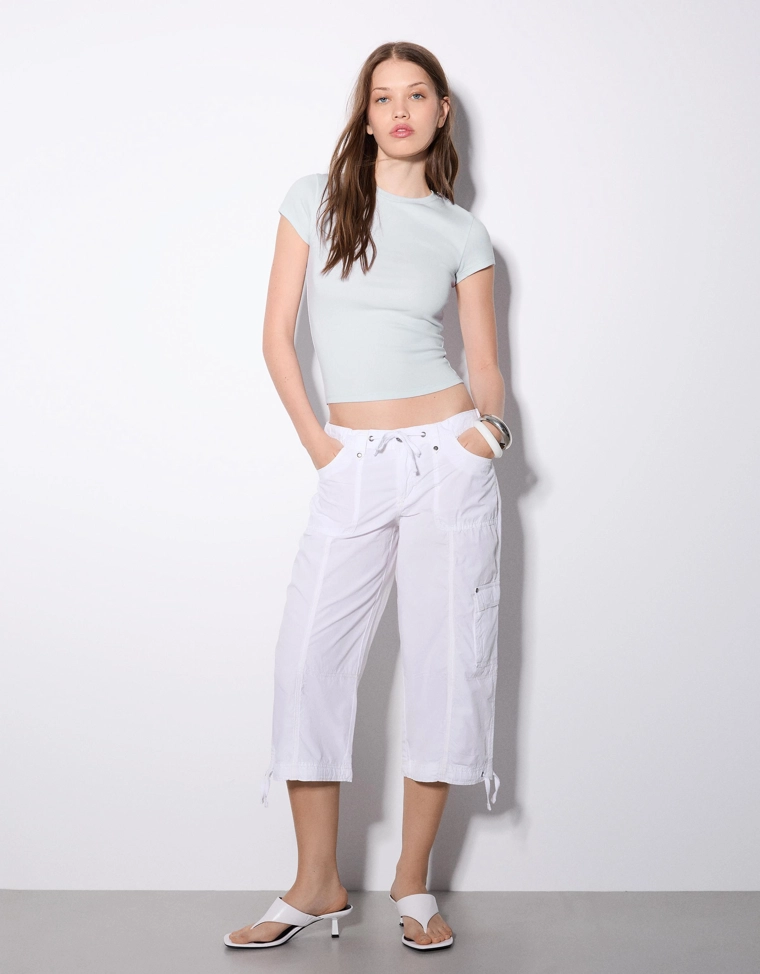 Футболка с круглым вырезом и короткими рукавами