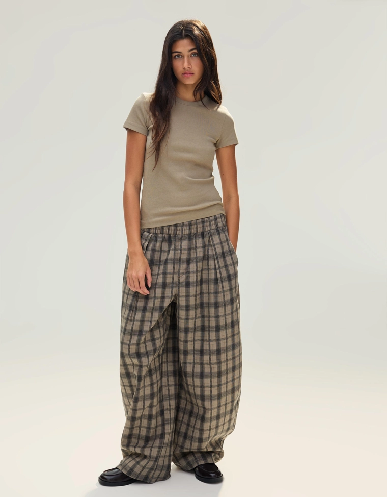 Базовая футболка в рубчик с короткими рукавами