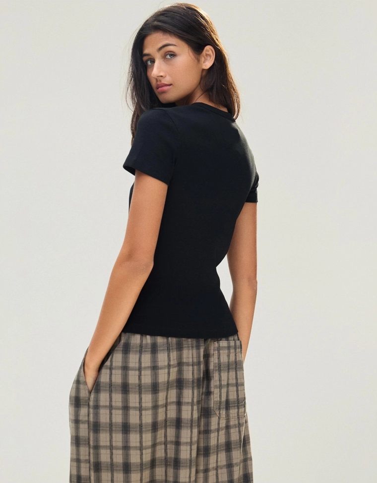 Базовая футболка в рубчик с короткими рукавами