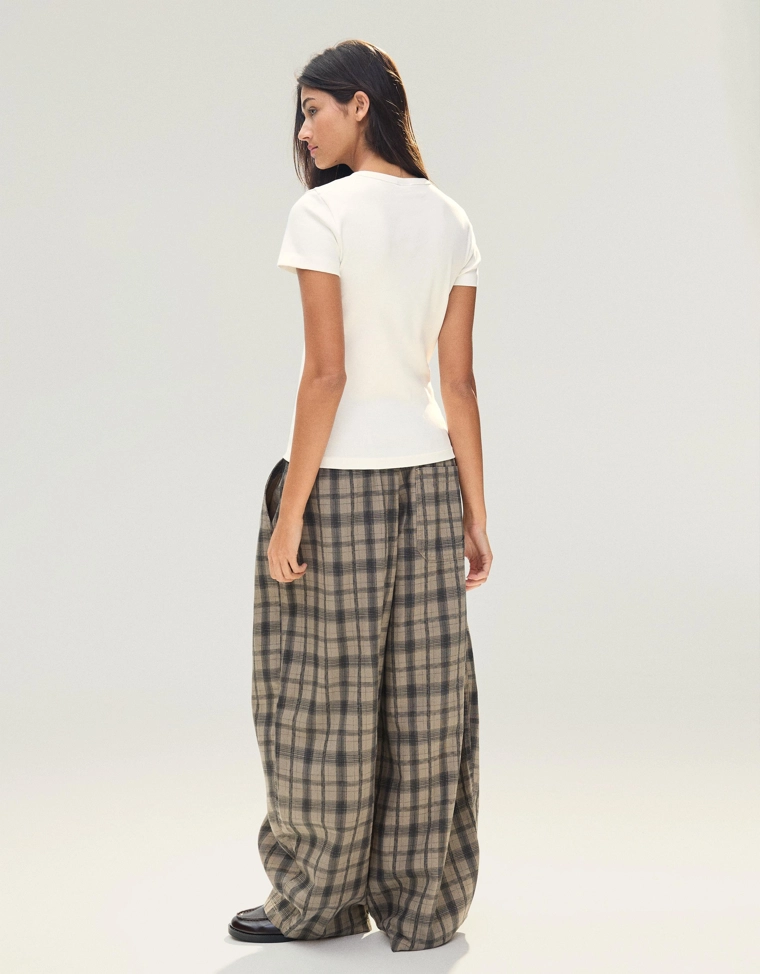 Базовая футболка в рубчик с короткими рукавами