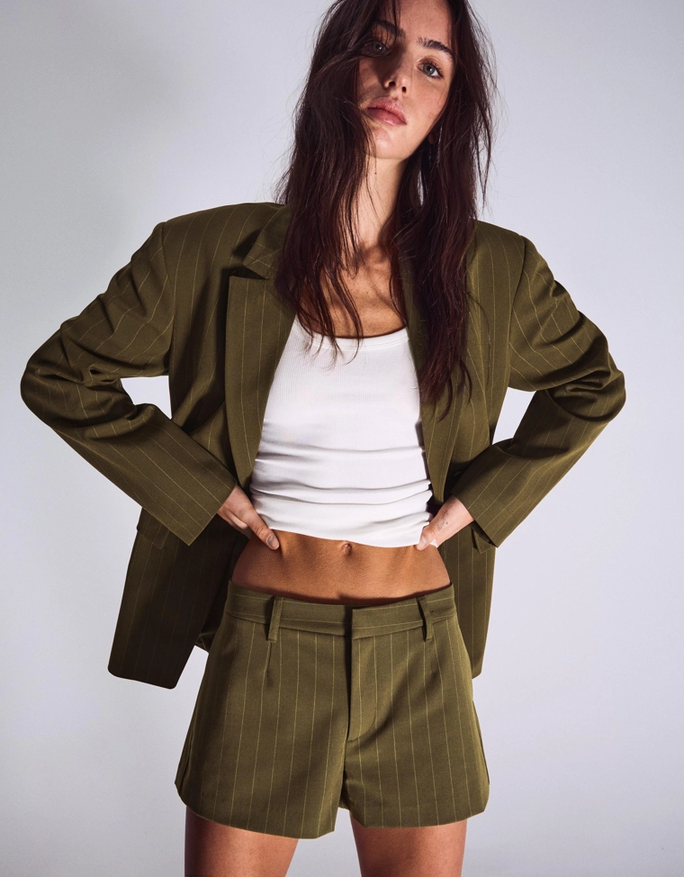 Мини-шорты со шлевками