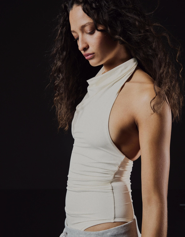 Боди с горловиной халтер