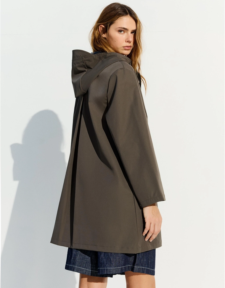 Тренч из водоотталкивающей и ветрозащитной ткани с капюшоном