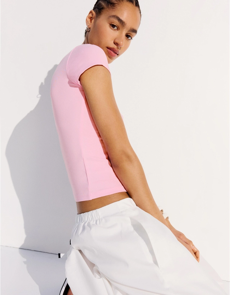 Футболка с круглым вырезом и короткими рукавами