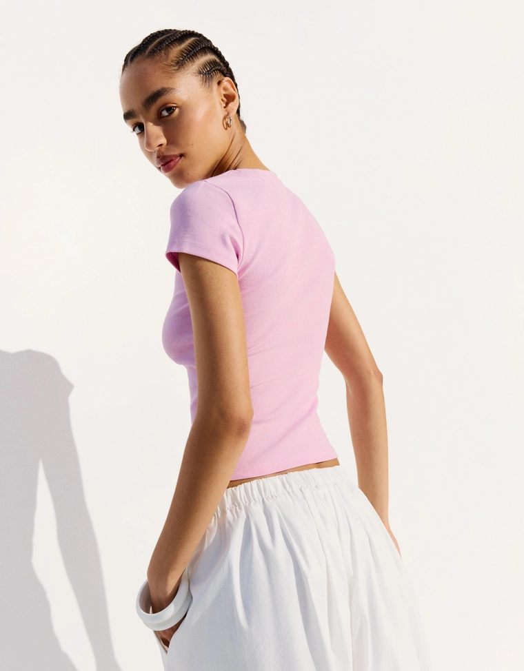 Футболка с круглым вырезом и короткими рукавами