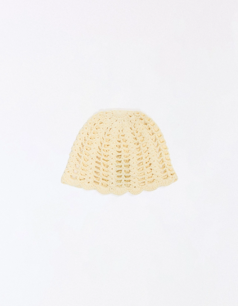 Вязаная шапка-каскетка