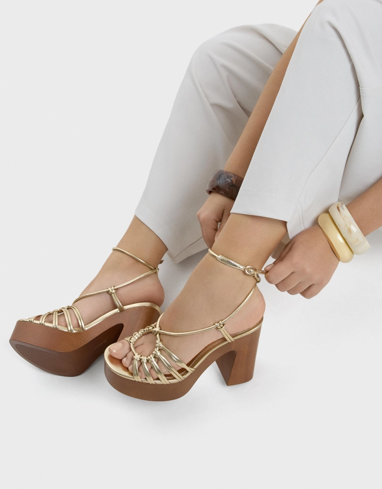 Сандалии на платформе