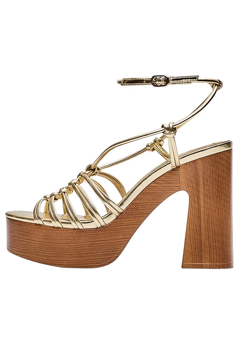 Сандалии на платформе