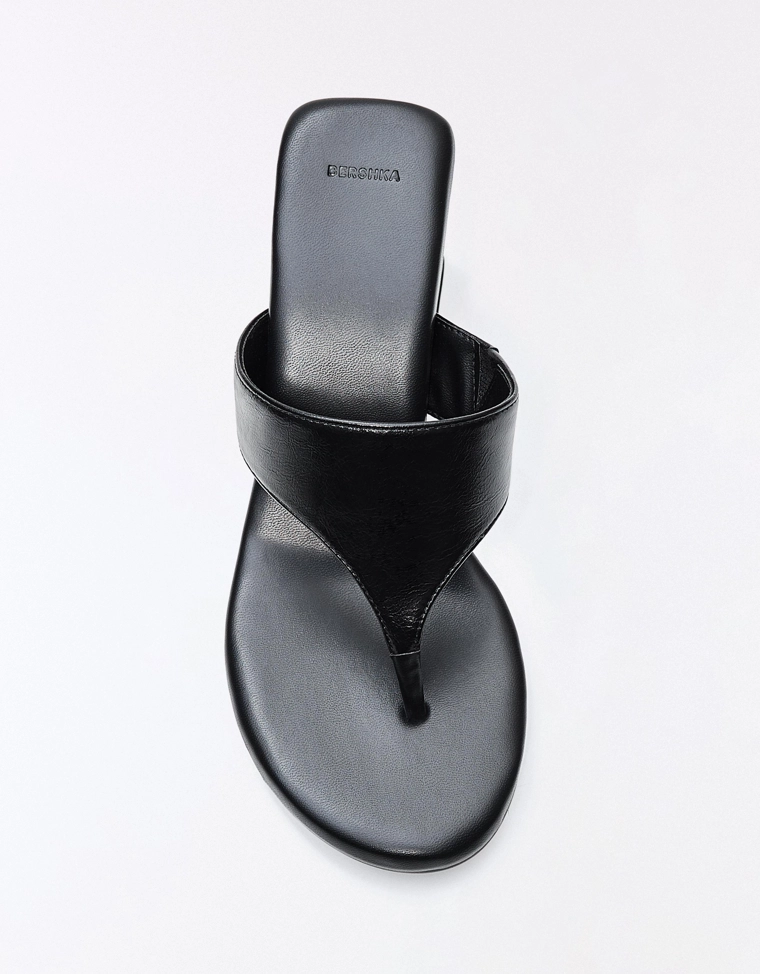 Сандалии на танкетке