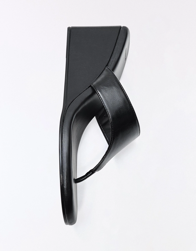 Сандалии на танкетке