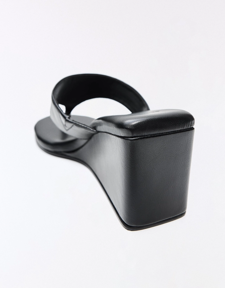 Сандалии на танкетке