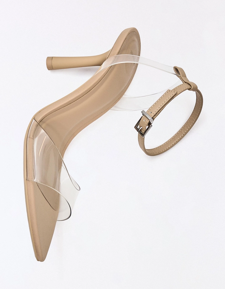 Босоножки из винила на каблуке