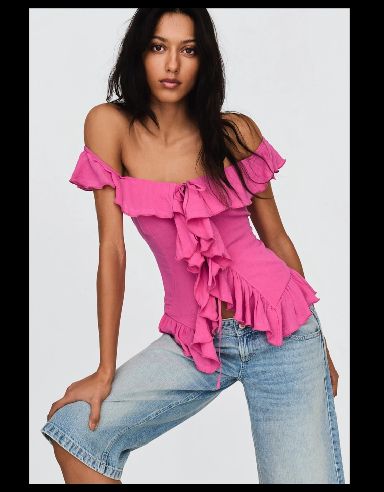 Топ с открытыми плечами и воланами