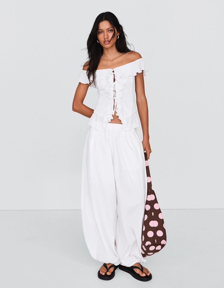 Топ с воланами и открытыми плечами