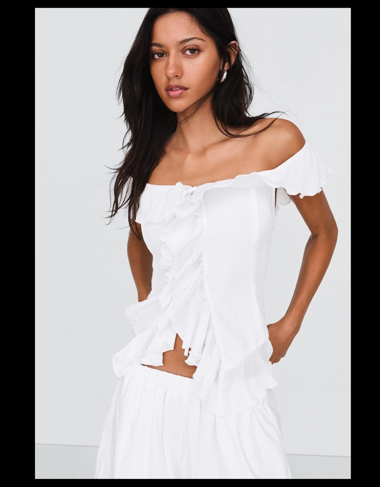 Топ с воланами и открытыми плечами