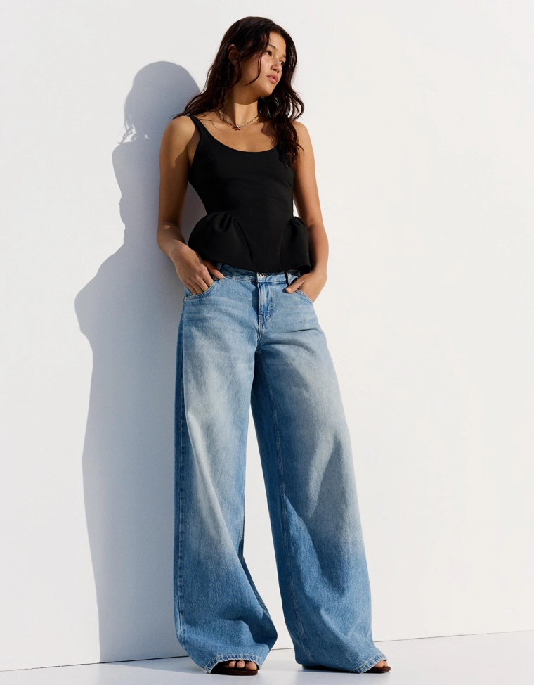 Топ на бретелях с баской