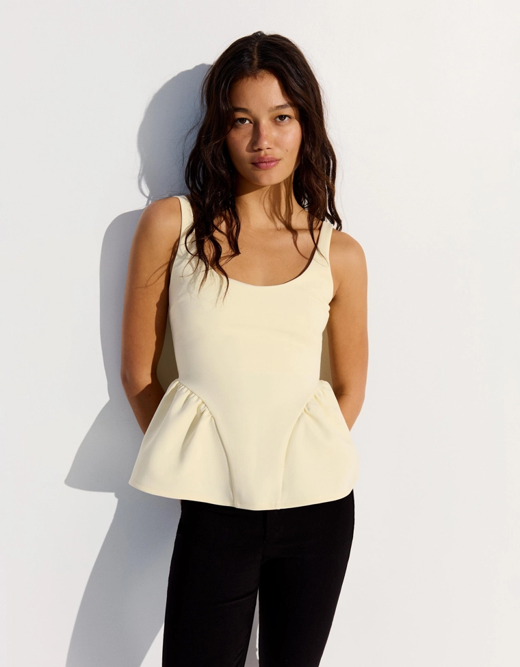 Топ на бретелях с баской