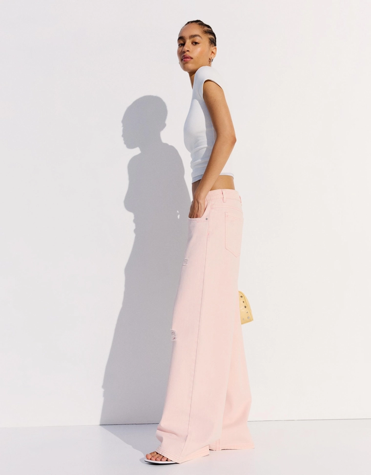 Брюки с эффектом потертости и разрезами