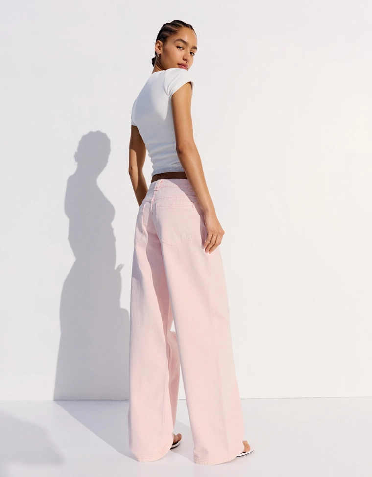 Брюки с эффектом потертости и разрезами