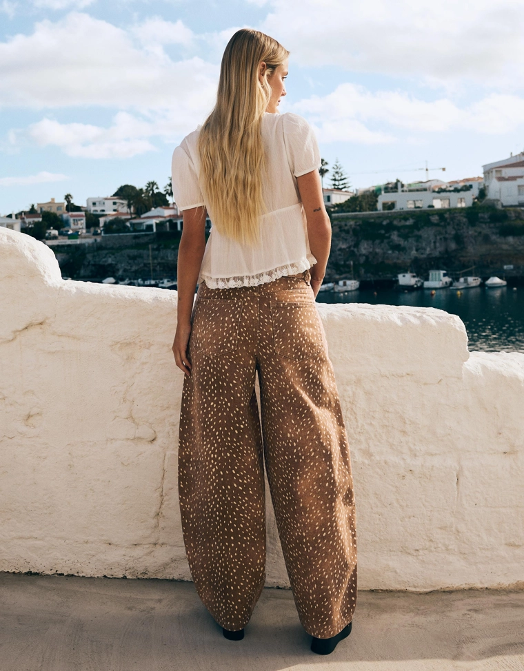 Брюки barrel с анималистическим принтом