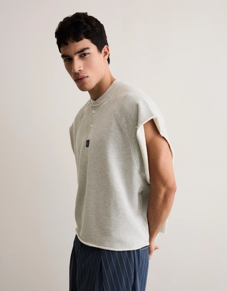 Футболка из мягкой ткани в утилитарном стиле