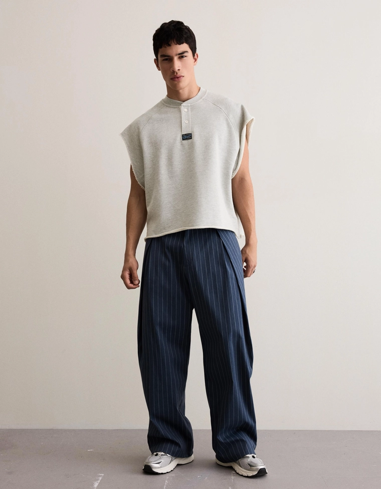 Футболка из мягкой ткани в утилитарном стиле