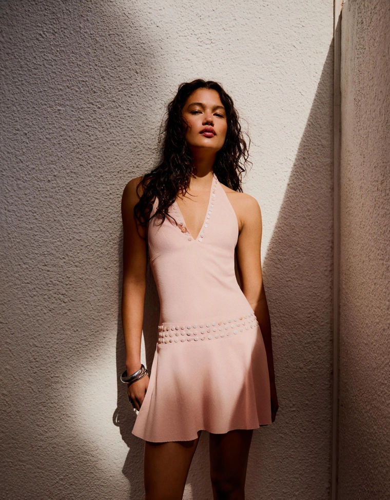 Платье с горловиной халтер и пуговицами