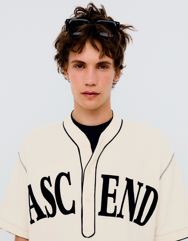 Футболка с принтом и рифленой текстурой