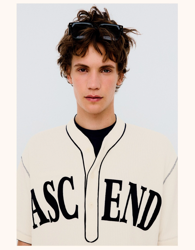 Футболка с принтом и рифленой текстурой