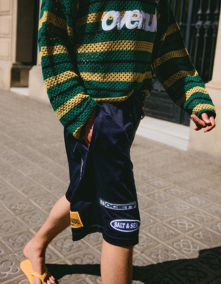 Шорты-бермуды из сетчатой ткани с нашивками