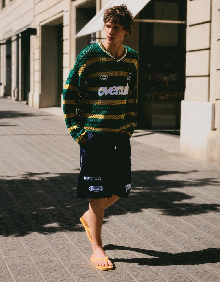 Шорты-бермуды из сетчатой ткани с нашивками