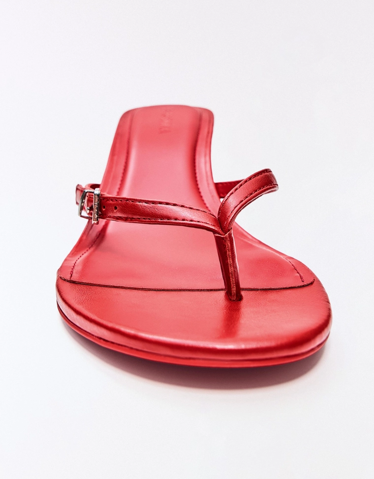 Босоножки на каблуке с пряжкой