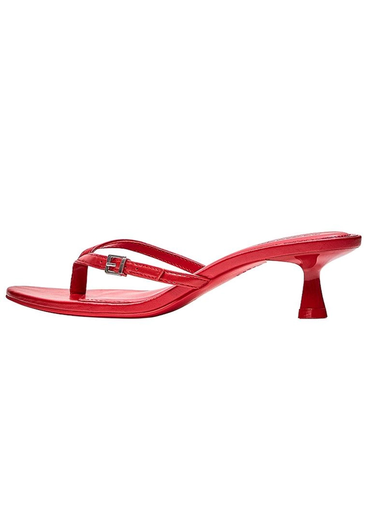 Босоножки на каблуке с пряжкой