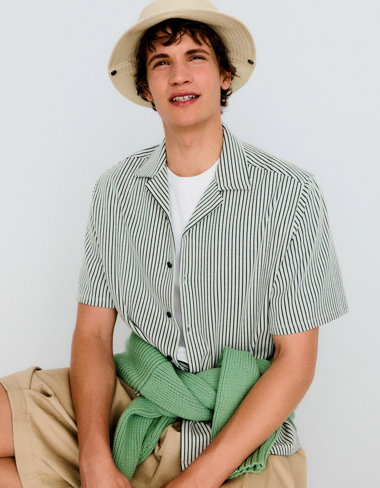 Рубашка объемного кроя в полоску с короткими рукавами и принтом